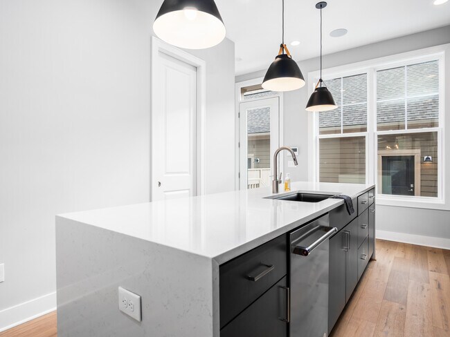 Building Photo - 928 Pullman Plz