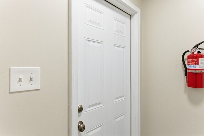 Building Photo - 109 N Cruze St