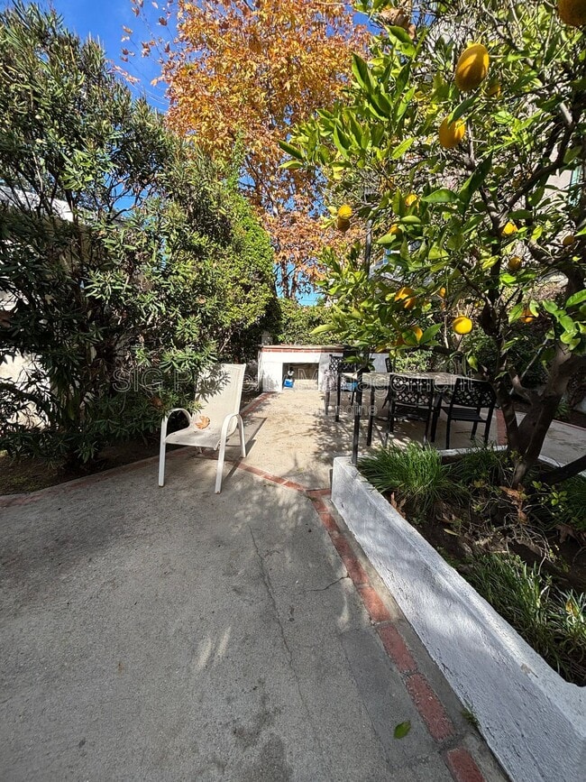 Building Photo - 10818 Blix St