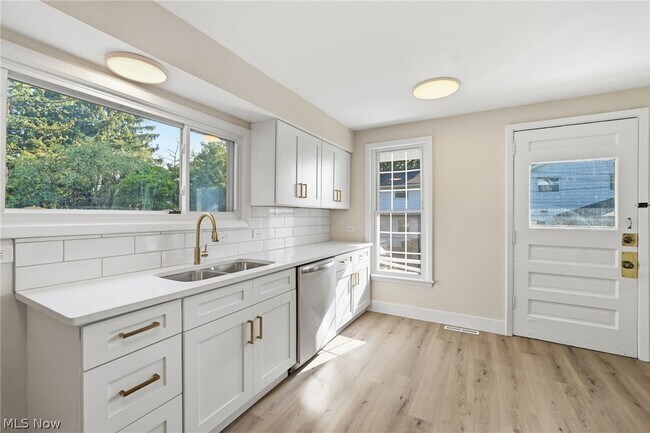 Building Photo - 22955 Fairmount Blvd