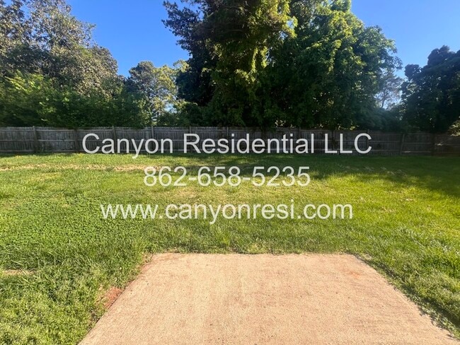 Building Photo - Hurry this Home won't last long! Great 3BR...