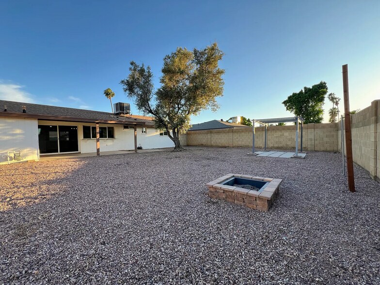 Building Photo - 2508 E Loyola Dr