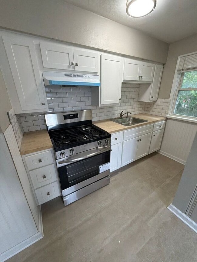 Building Photo - 3-bedroom, 1-bathroom single-family home
