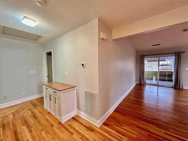 Building Photo - 148 Castlemont Dr