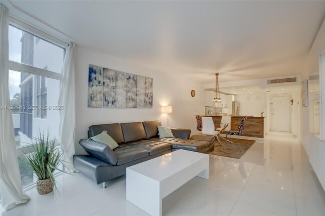 Building Photo - 3375 N Country Club Dr