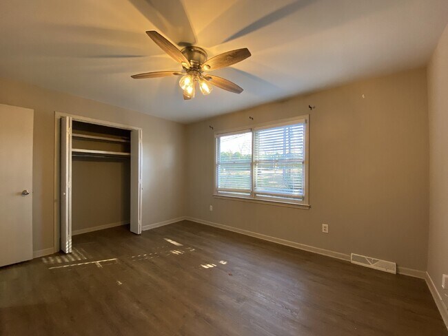 Building Photo - 2 Bedroom | 1 Bathroom | Walk to Downtown Simpsonville | Available Now