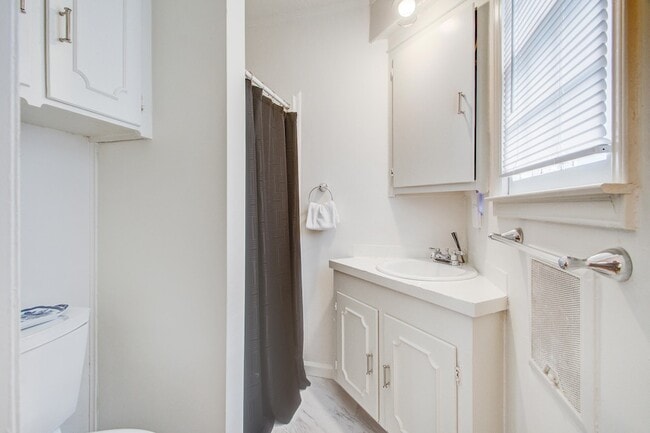 Building Photo - 4420 S Rhett Ave