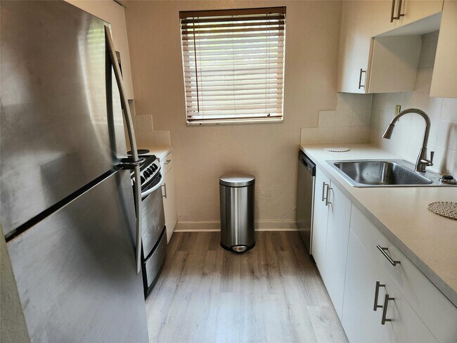 Building Photo - 2607 NE 8th Ave