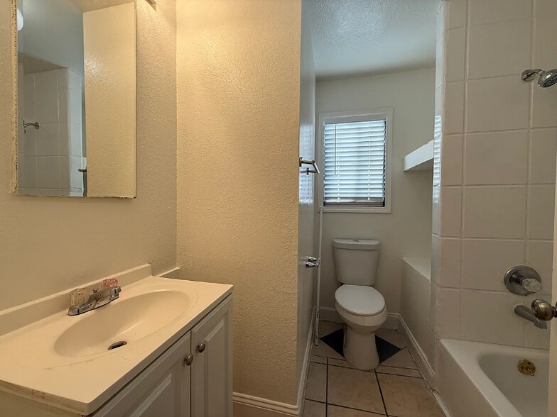 Building Photo - 3337 21st Ave