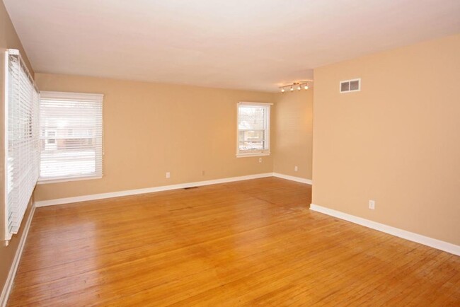 Building Photo - 5755 Primrose Ave