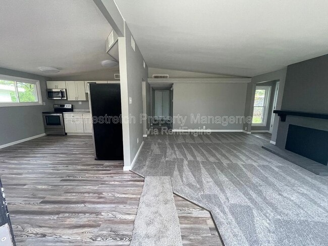 Building Photo - 430 Holiday Hl