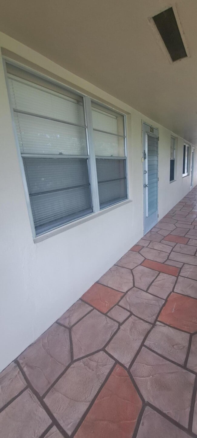 Building Photo - 230 Bedford E