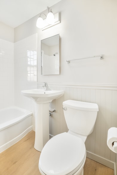Bathroom - 4620 Davenport St