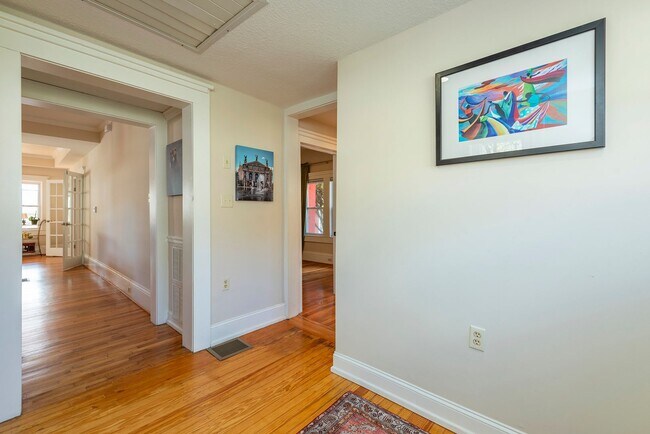Building Photo - Charming Black Mountain Rental!