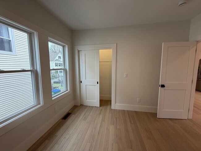 Building Photo - 7 Bennett St