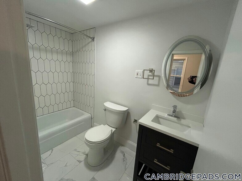 Building Photo - 1576 Cambridge St