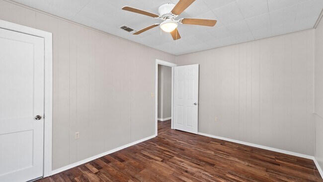 Building Photo - Cute home in New Boston