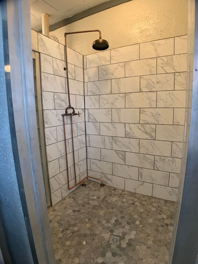 Building Photo - Trendy 2 Bedroom, Downtown Moore