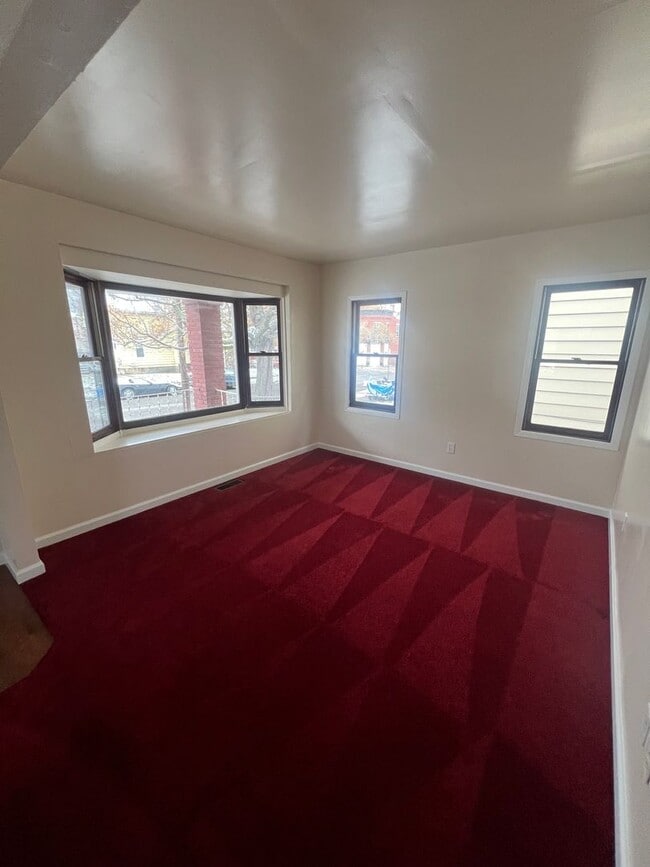 Building Photo - Large 3 Bed 2 Bath House