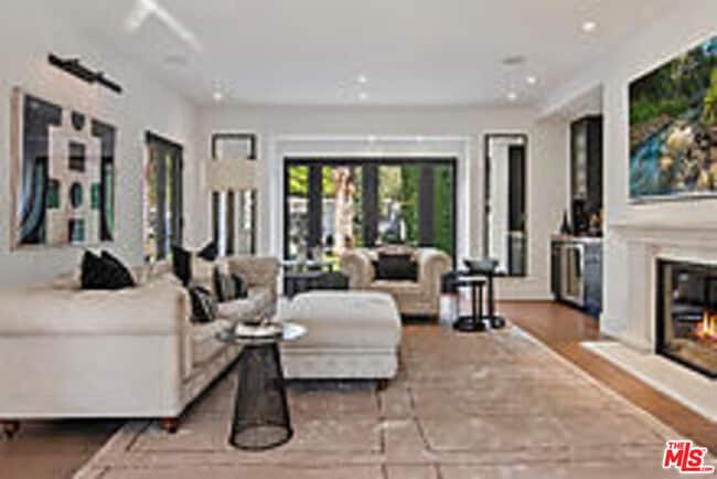 Building Photo - 704 N Palm Dr