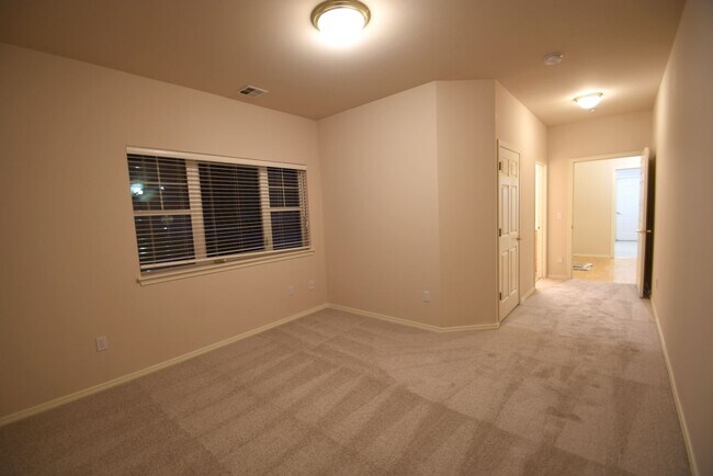 Building Photo - 2Bd/2.5Ba Issaquah Condo