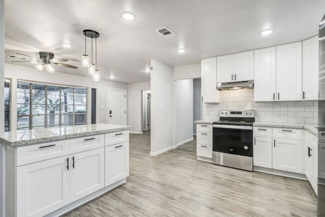 Building Photo - 8618 Flossie Mae St