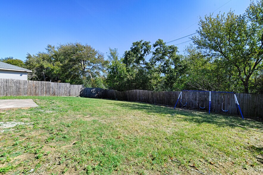 Building Photo - 5909 Thoroughbred Trl