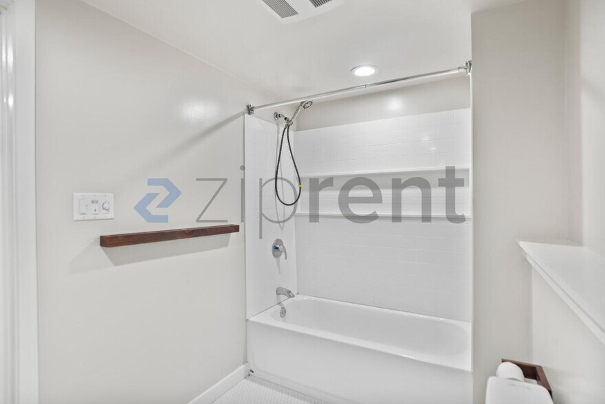 Building Photo - 6000 Bayview Ave