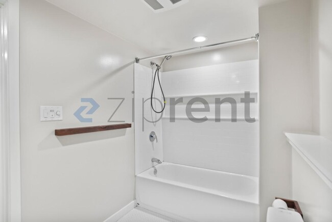 Building Photo - 6000 Bayview Ave