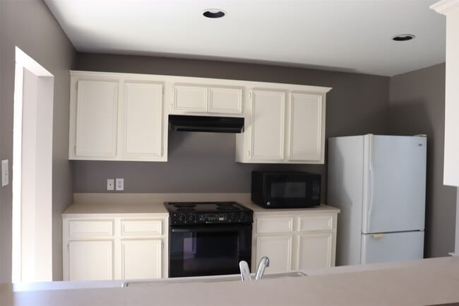 Building Photo - 7007 Woodridge Square Dr