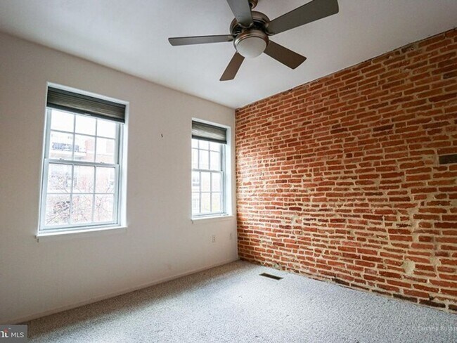 Building Photo - 4 E Henrietta St
