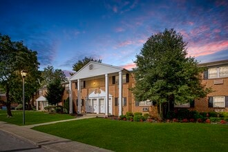 Building Photo - Silver Lake Manor
