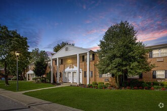 Building Photo - Silver Lake Manor