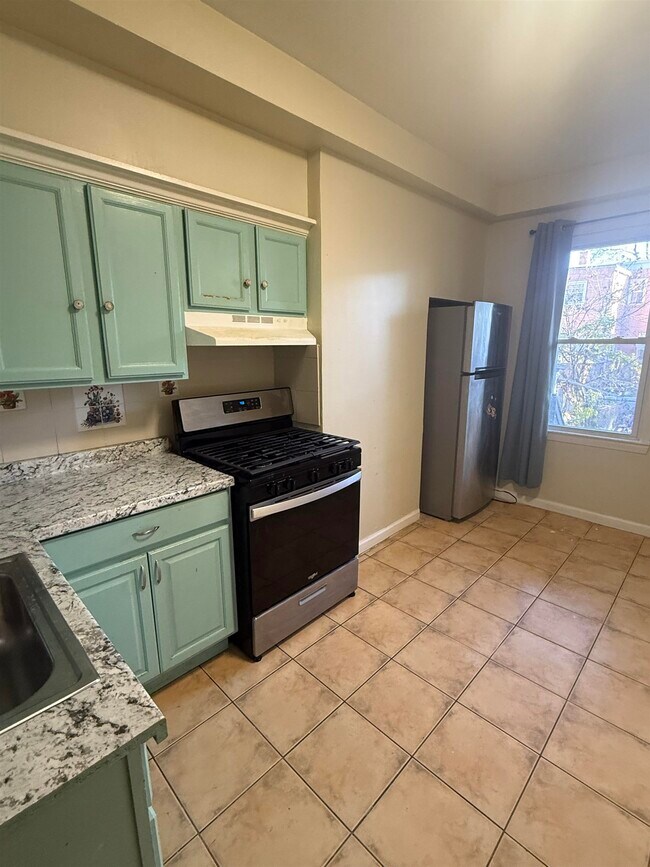 Building Photo - 290 Ege Ave