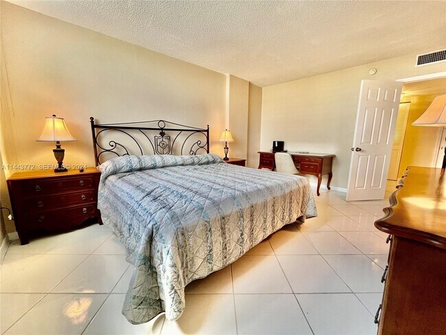 Building Photo - 9273 Collins Ave