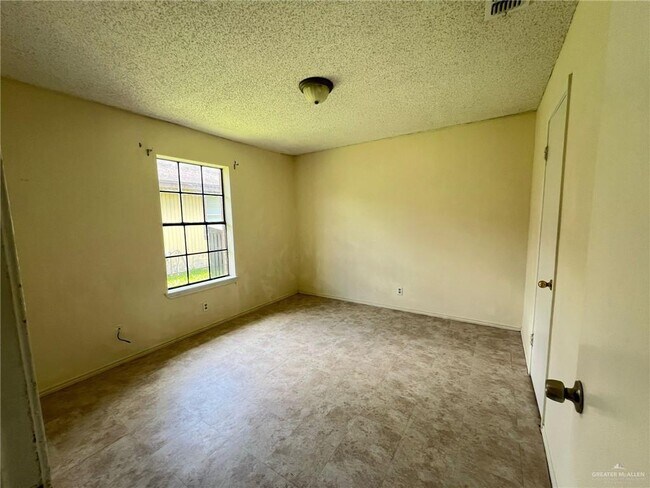 Building Photo - 207 N Cougar St