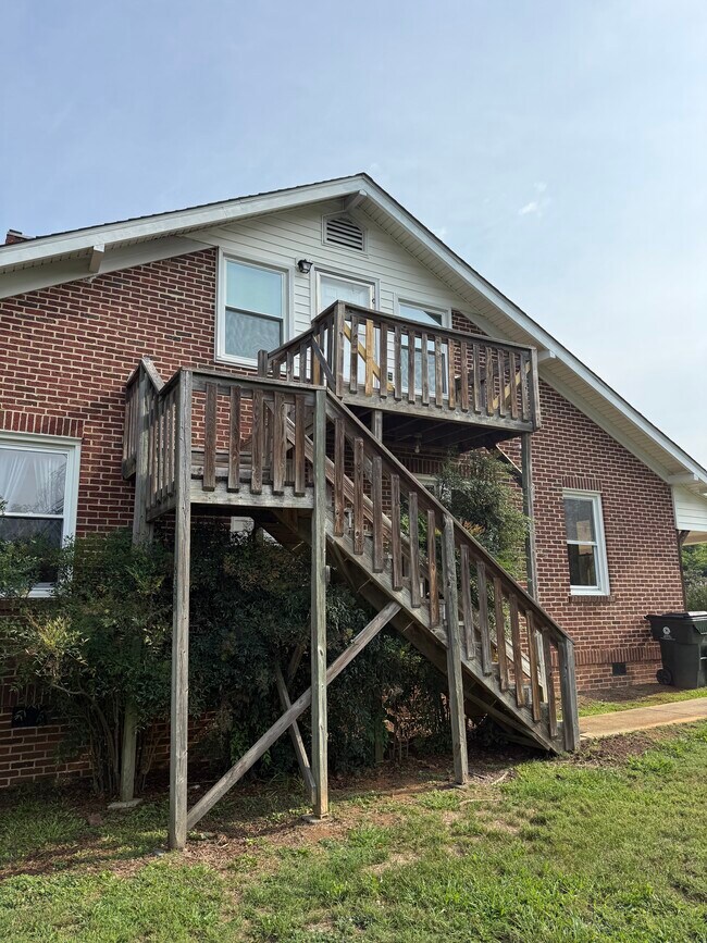 Building Photo - 839B Sanford Rd