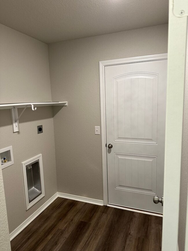 Building Photo - *Preleasing* Three Bedroom | Two Bath Home in Stagecoach Meadows