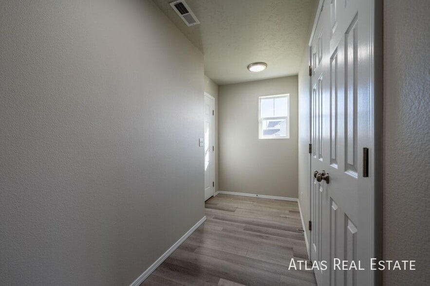 Building Photo - 2711 W Balboa Dr