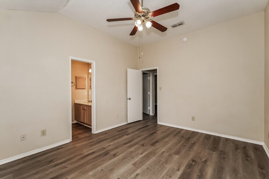 Building Photo - 4001 Periwinkle Dr