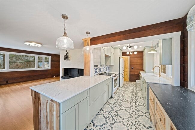 Building Photo - 12 Sabrina Farm