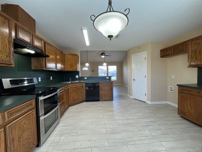 Building Photo - THREE BEDROOM QUICK COMMUTE TO CROSSTOWN SOUTH