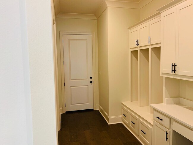 Building Photo - Rouzan Home
