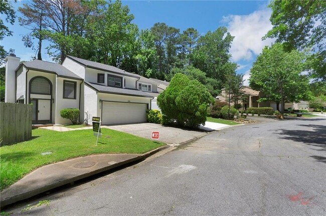 Building Photo - 1452 Briaroaks Trail NE