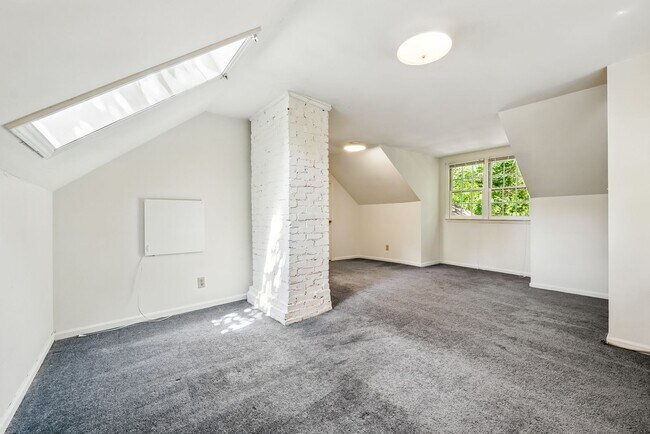 Building Photo - 212 Barclay Rd