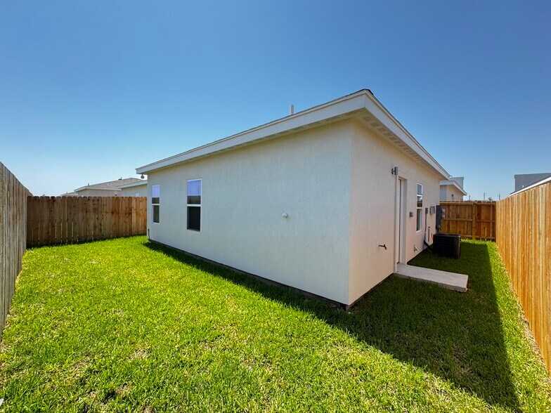 Building Photo - 4000 La Vista Ave