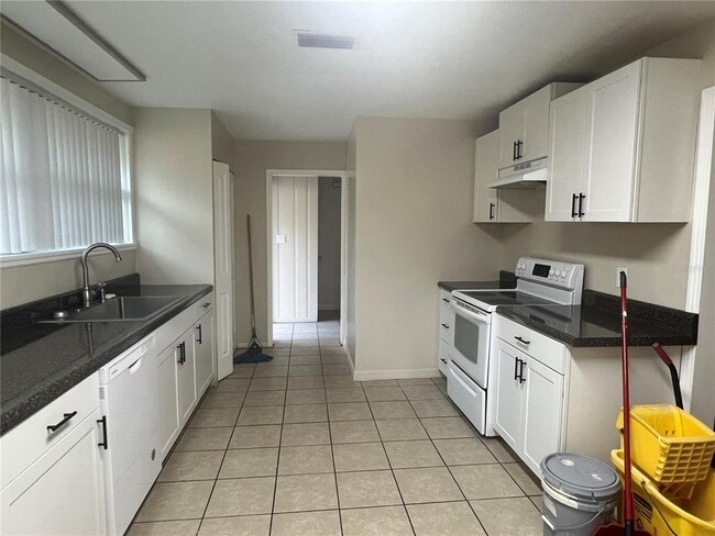 Building Photo - 1568 NE 10th St