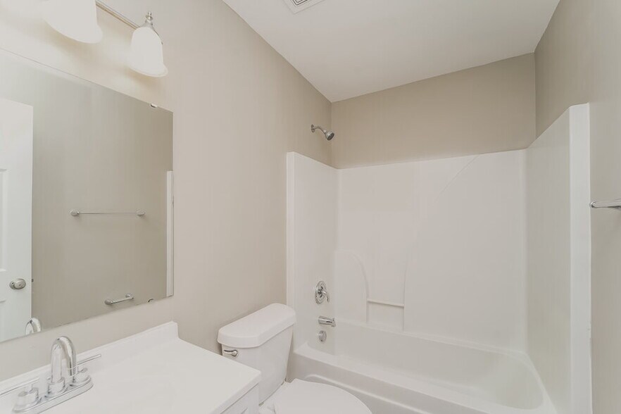 Building Photo - 3804 Larkhaven Village Dr
