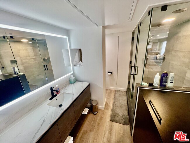 Building Photo - 838 N Doheny Dr