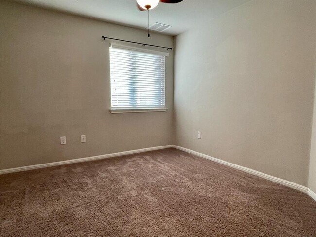 Building Photo - 18320 Friendship Hill Dr